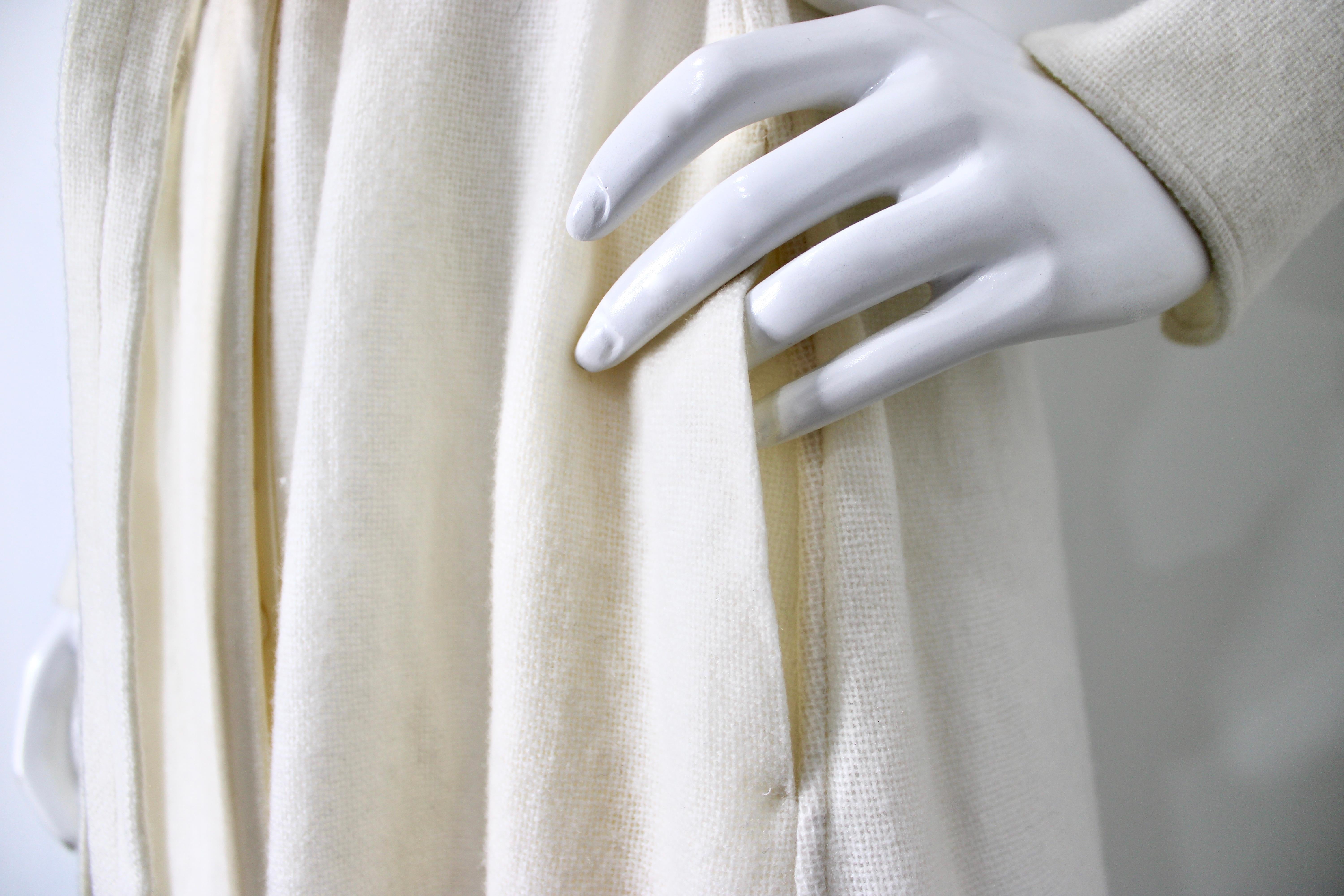 Chloe Eden Weißes Kleid aus Kaschmir und Wolle mit Knopfleiste um 2023 Damen im Angebot