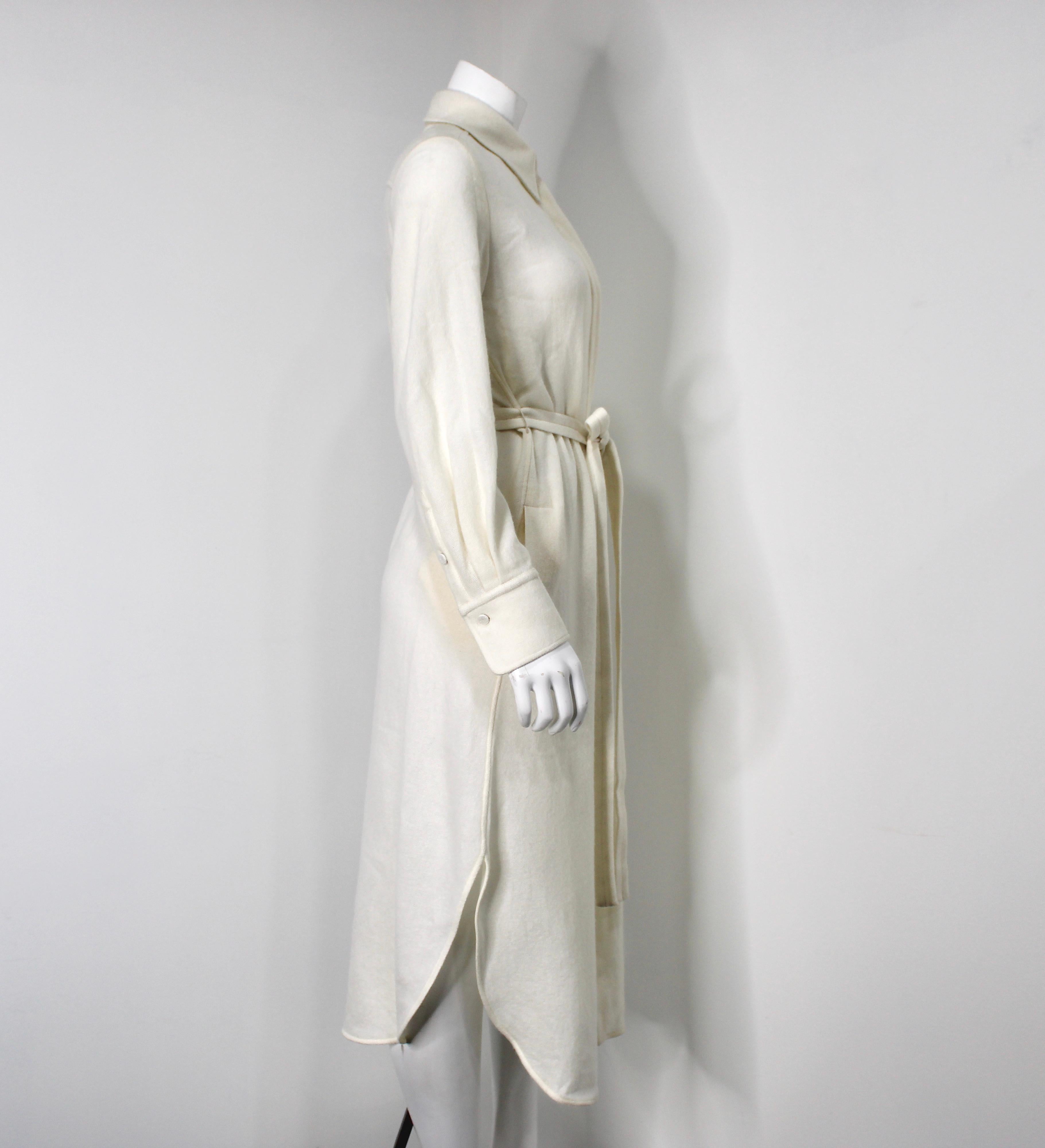 Chloe Eden Weißes Kleid aus Kaschmir und Wolle mit Knopfleiste um 2023 im Angebot 4