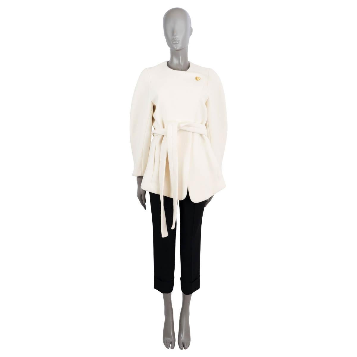 100% authentic Chloé asymmetric self-tie belted jacket in ivory wool (80%) and polyamide (20%). The design features a structured gold-tone metal button, two side slit pockets, a loose fit and oversized 3/4 sleeves. Brand new with tags. 

2023
