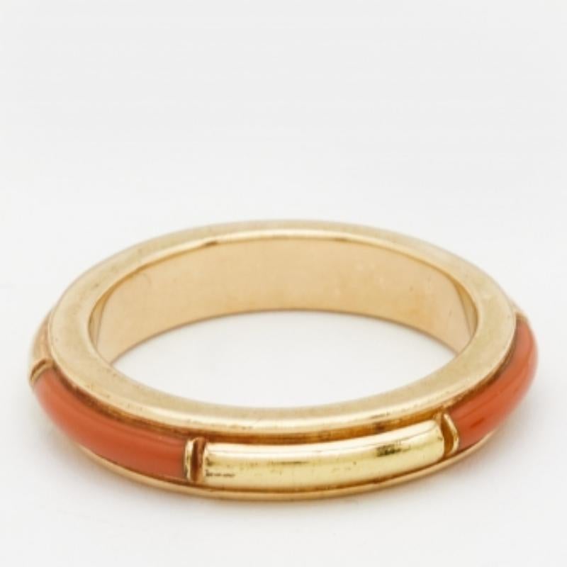 Minimalista, atemporal y chic, este anillo de Chloé puede llevarse todos los días y en cualquier lugar. Se ha esculpido utilizando metal dorado y tiene detalles esmaltados. También se pueden apilar fácilmente con otros anillos.