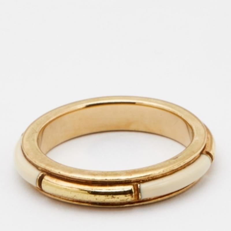 Minimale, senza tempo e chic, questo anello di Chloé può essere indossato ogni giorno e ovunque. È stato scolpito in metallo dorato e presenta dettagli in smalto. Può essere facilmente impilato con altri anelli.