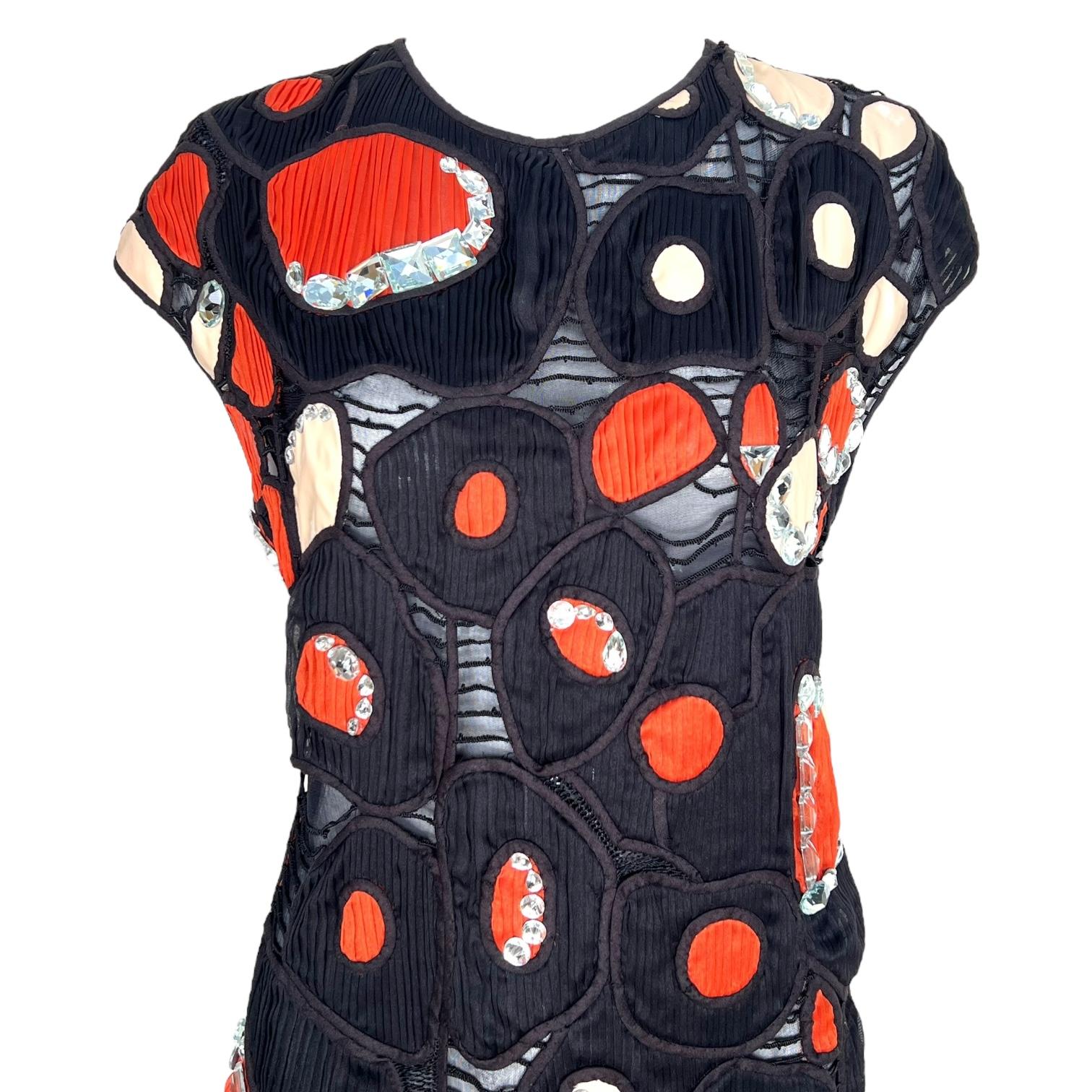 Chloé a toujours montré la voie de l'éclectisme élevé, et cette robe de la collection automne 2007 ne fait certainement pas exception à la règle. Agrémentée de cristaux et de plumes, cette pièce éclectique pourrait être transmise de génération en