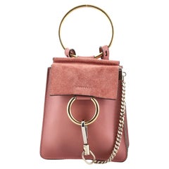 Mini-Umhängetasche aus Leder und Wildleder mit Faye-Armband