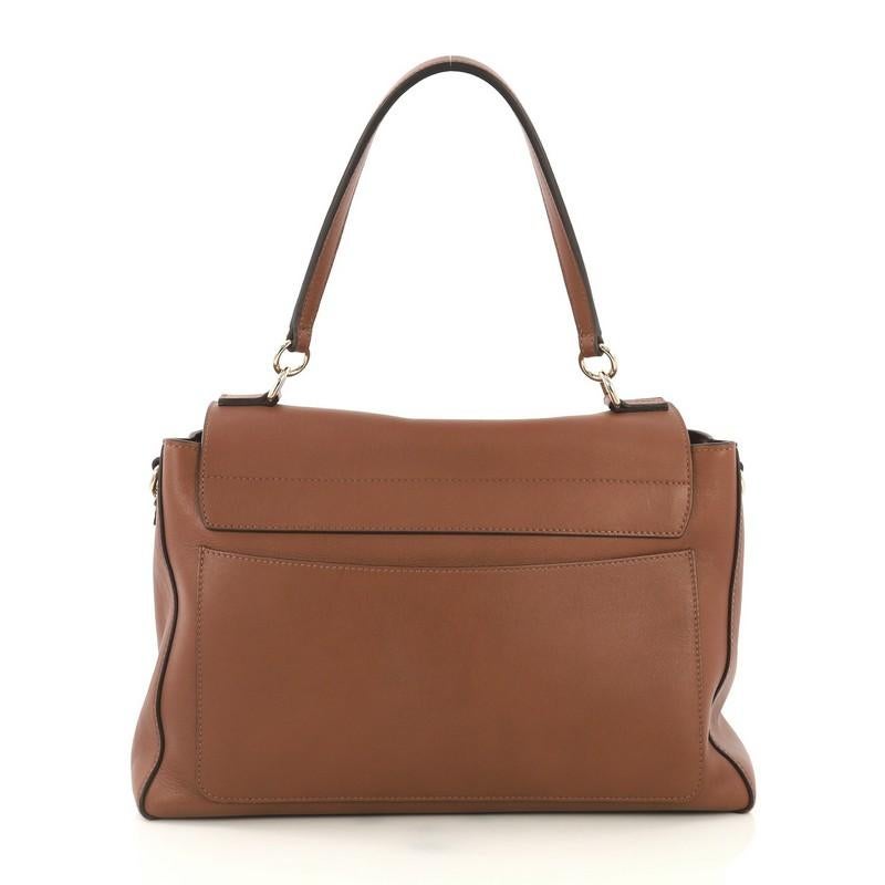 This Chloe Faye Day Bag Leather Medium, crafted from brown leather, features leather top handle, flap top with chain-clip and ring detail, dual side zips that expand bag, and gold-tone hardware. Its flap opens to a neutral fabric interior divided