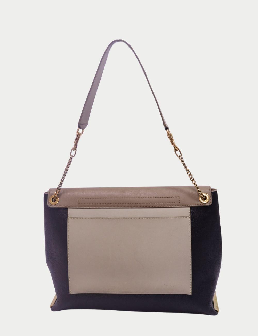 Borsa a spalla in pelle bicolore di Chloé con dettaglio a barre d'oro

Eleganza per tutti i giorni con questa sofisticata borsa a tracolla in pelle bicolore di Chloé, realizzata in una silhouette strutturata con una ricca combinazione di colori navy
