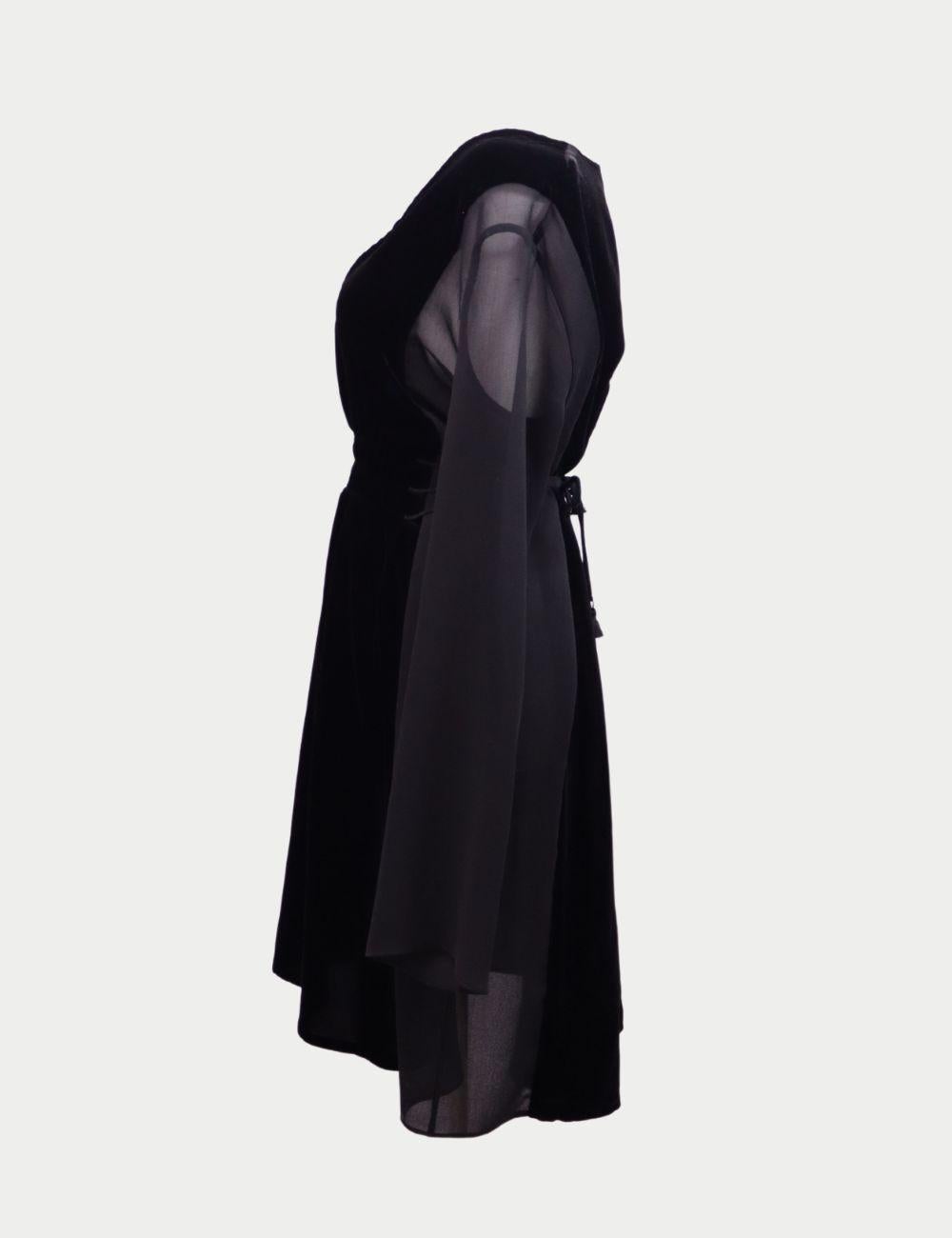 Mini abito in velluto nero con maniche trasparenti di Chloé 

Sfrutta la tua sobria eleganza con questo mini abito in velluto nero di Chloé, un capo raffinato che unisce la femminilità classica all'allure moderna. Realizzato in morbido velluto nero,