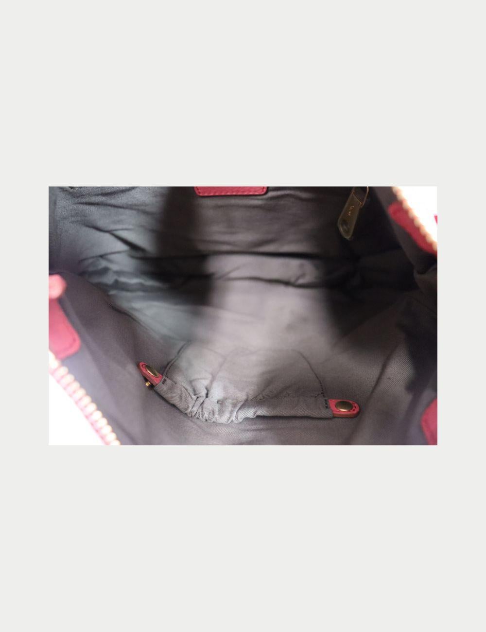Abbraccia lo chic parigino con la borsa a tracolla Chloé Marcie in pelle rosa, un pezzo iconico che unisce lo stile senza sforzo alla funzionalità quotidiana. Realizzata in morbida pelle martellata in un'accattivante tonalità di rosa, questa borsa