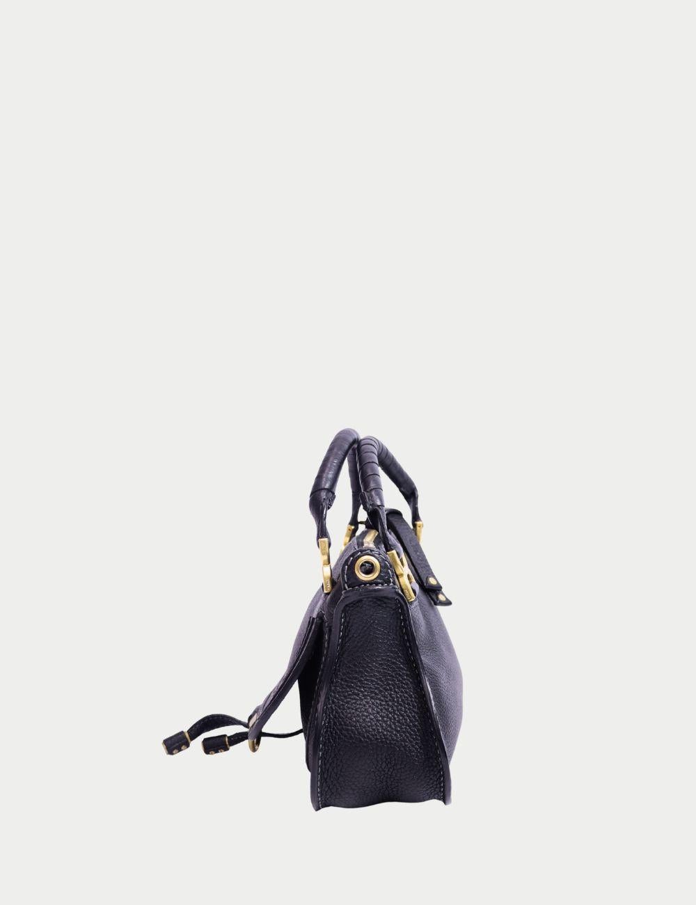 Chloé Marcie Mini Schwarze Ledertasche mit goldener Hardware

Erweitern Sie Ihre Sammlung um Pariser Chic mit dieser authentischen Chloé Marcie Mini Satchel aus schwarzem genarbtem Leder. Die Marcie ist beliebt für ihre geschwungene Silhouette, das