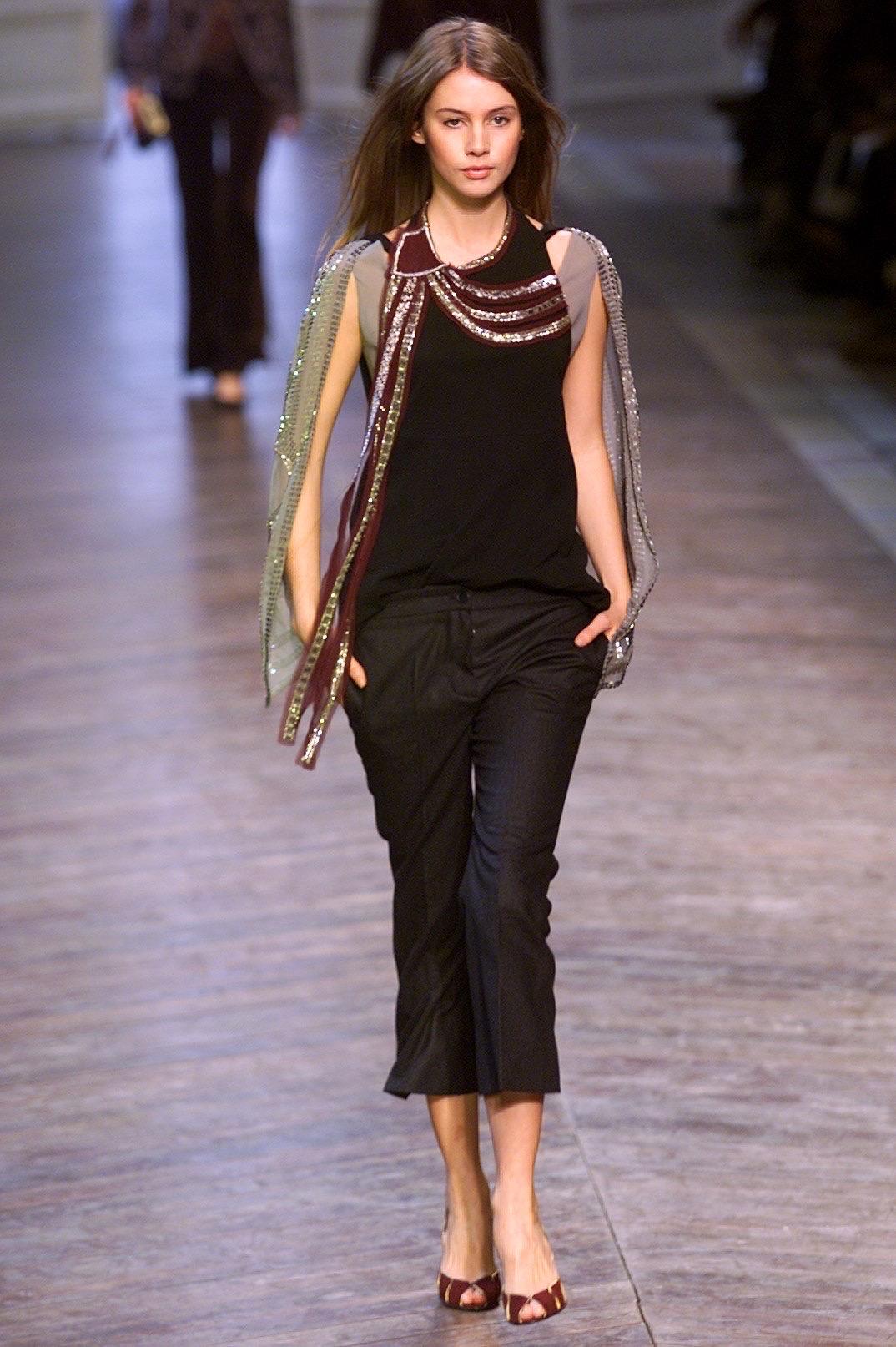 BRAND : CHLOÉ

DESIGNER : PHOEBE PHILO

YEAR/DECADE : FALL/WINTER 2002

SIZE : 36 FITS FROM S TO L

MADE IN : FRANCE

COMPOSITION : 100% SILK

CONDITION : VERY GOOD (one pearl missing, last picture)

NOTE : SEEN ON THE RUNWAY

Mannequin is a size S.