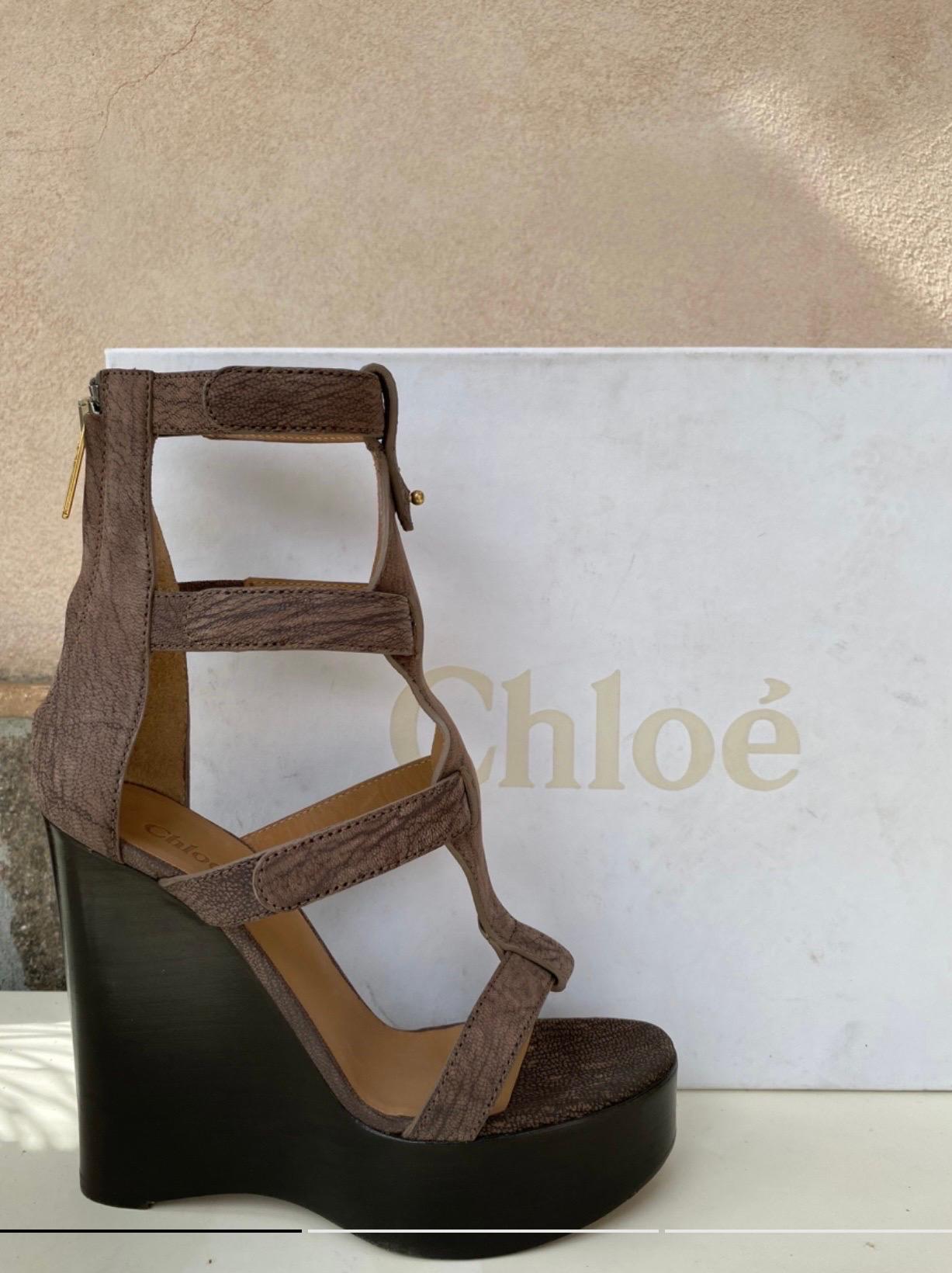 Chloe gladiator sandal, in brown leather with black details, number 39, measurements: heel 13 cm, plateau 4 cm, insole 25 cm, leg height 14 cm, featuring zip closure, complete with dusbag and box. Very good condition.