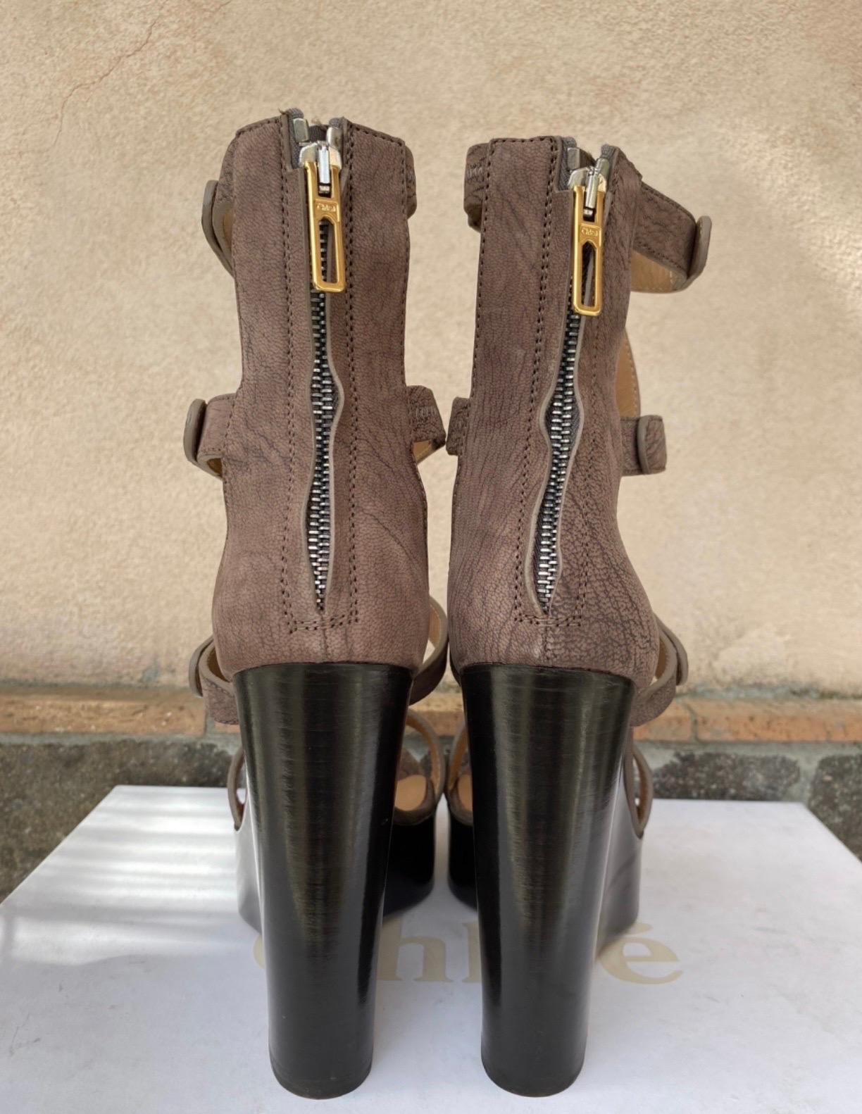 Chloe gladiator brown Sandals In Excellent Condition For Sale In Carnate, IT