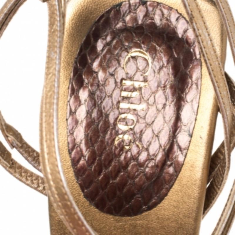 Ces sandales sont fabriquées à partir des meilleurs matériaux en cuir et en peau de serpent d'une manière unique pour un style imbattable. Cette paire est doublée de cuir et arbore des talons hauts de 11 cm. Ces escarpins de Chloé sont parfaits pour