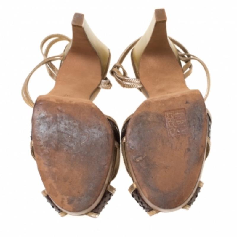 Chloe Gold/Brown Criss Cross Leather and Snakeskin Platform Sandals Size 37 (Sandales à plateforme en cuir et peau de serpent) État moyen - En vente à Dubai, Al Qouz 2