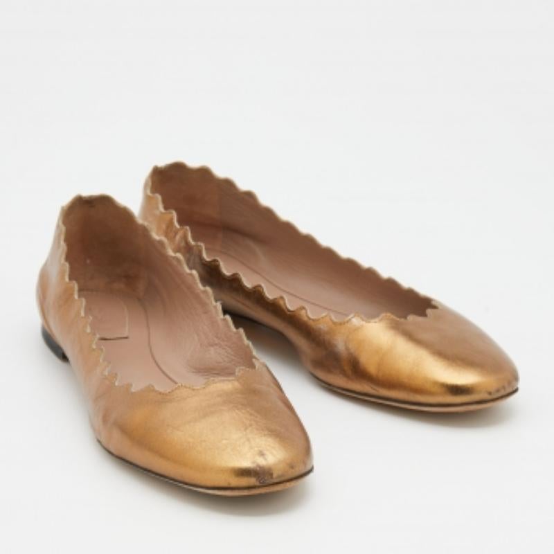 Chloe Cuero Dorado Lauren Festoneado Bailarinas Talla 36.5 en Bastante bueno estado para la venta en Dubai, Al Qouz 2