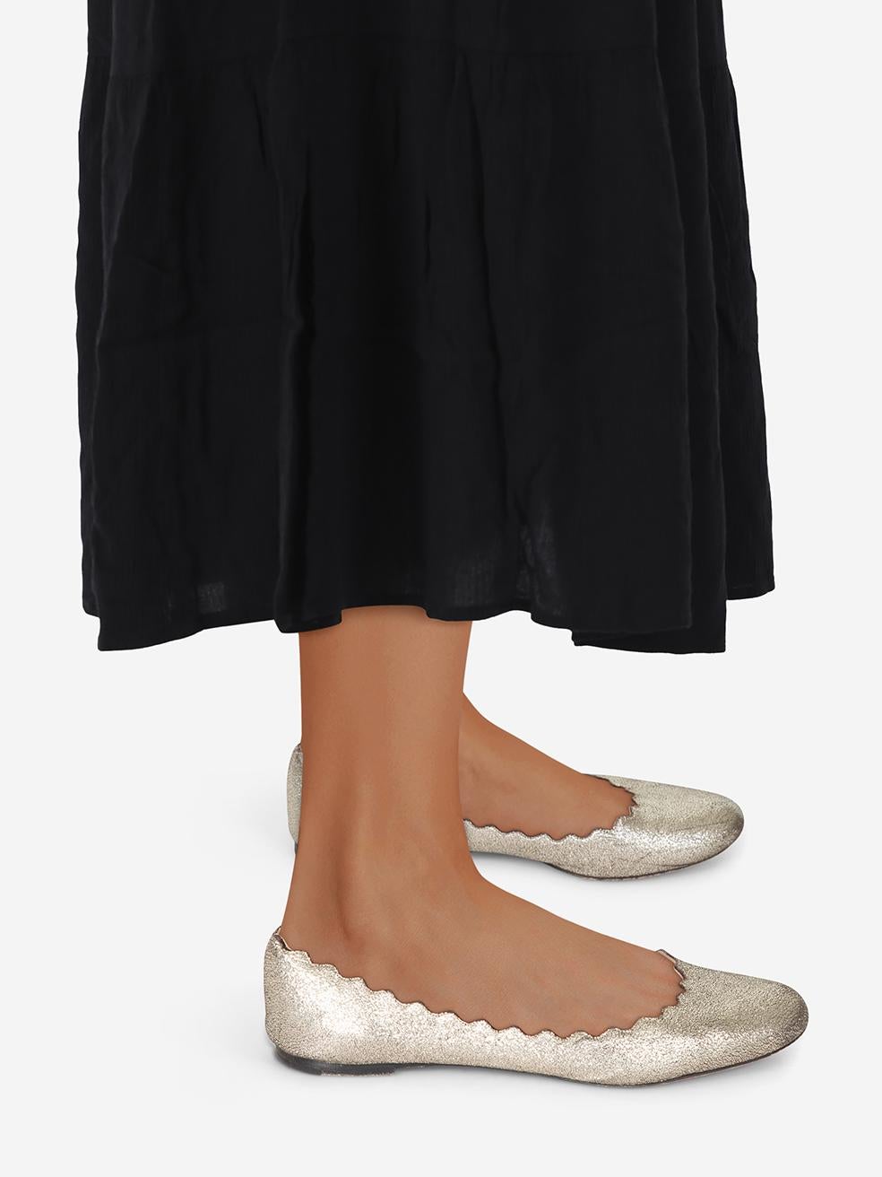 L'ÉTAT est très bon. L'usure des chaussures est minime. Abrasion au comptoir et à la boîte à orteils sur les deux chaussures sur cet article de revente de designer Chloé d'occasion.
 

 Détails
 

 

 Or
 

 Cuir
 

 Ballerines
 

 Bout rond
 

