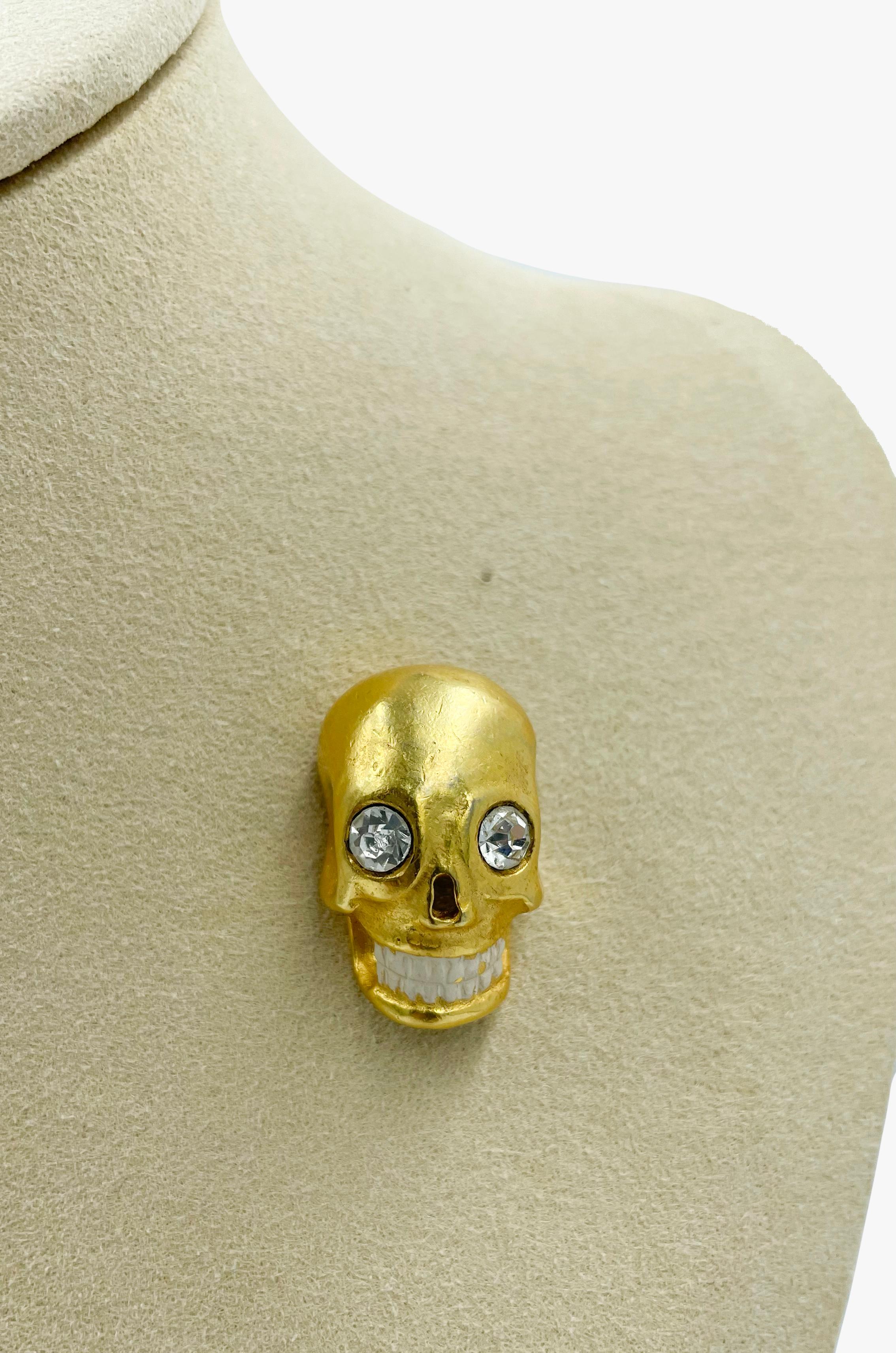 Chloe gold tone skull-shaped pin brooch with rhinestones
Signed
Measurements – 2,5 х 1 cm
Condition – very good
........Additional information ........

- Photo might be slightly different from actual item in terms of color due to the lighting