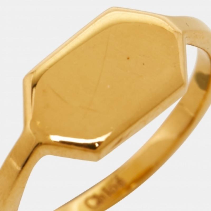 Minimal, timeless, and chic, this Chloé ring can be worn every day and anywhere. It has been sculpted using gold-tone metal and has a smooth finish. Can be easily stacked with other rings too.