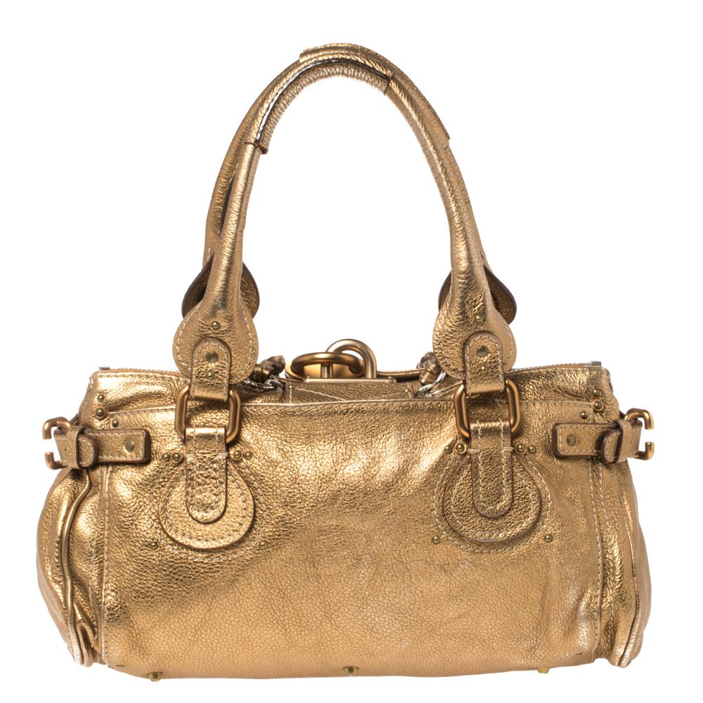 This Chloe Paddington satchel is built to assist your impeccable style on all days. Gold-tone hardware with a chunky lock on the front easily attracts all the attention. The exterior is in golden-brown leather while the interior is fabric-lined and