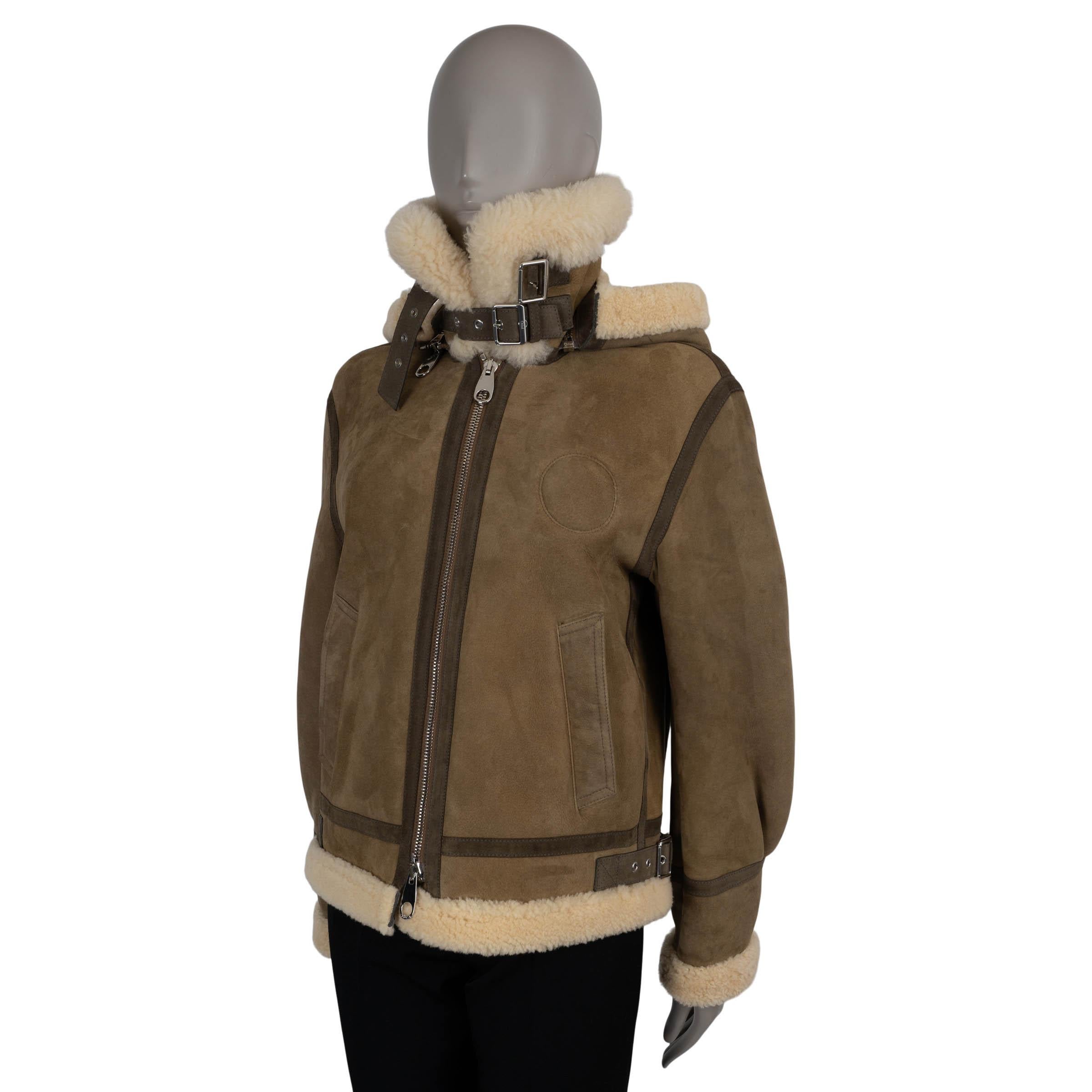 Esta cazadora de aviador 100% auténtica de Chloé en ante verde oliva, con paneles y ribetes de ante verde oscuro, encarna la característica mezcla de utilidad y refinamiento de la maison. Diseñado con una silueta clásica de bombardero, presenta un