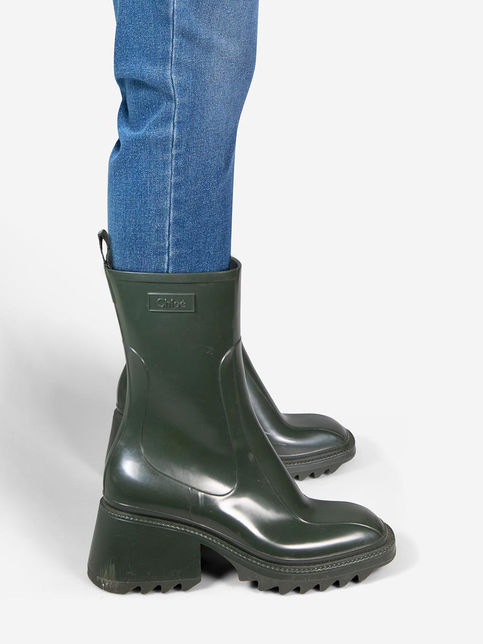 CONDITION is Good. Minor wear to the boots is evident. Moderate abrasion and marks to all areas of both shoes on this used Chloé designer resale item. This pair of shoes comes in the original dust bags.
 
 Details
 
 
 Model: Betty
 
 Green
 
