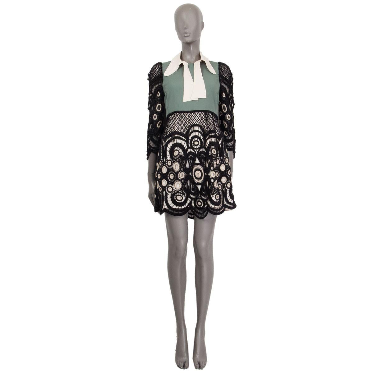 Robe à manches longues et nœud papillon Chloé en crochet vert sauge, blanc cassé et noir en acétate (53%), viscose (47%) matière principale. Laine (58%), polyamide (17%), angora (14%) et soie (11%) comme matière secondaire. Tresse principale en