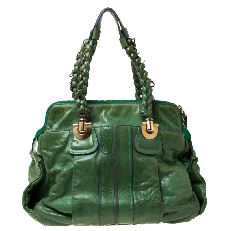 Convoité par les femmes à la mode du monde entier, le Heloise est un sac qui vaut son prix. Il provient de la marque de luxe Chloe. Le sac est confectionné en cuir vert et conçu avec des poignées tressées, des ferrures dorées et un intérieur