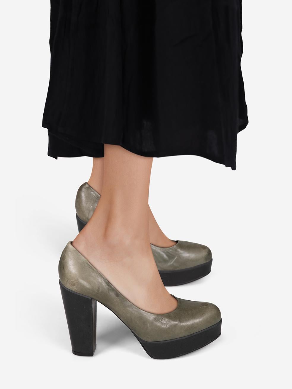 L'ÉTAT est très bon. L'usure des talons est minime. Usure minimale des deux côtés, de la boîte à orteils, du talon et du contrefort où l'abrasion est visible sur les deux chaussures. Décoloration sur les deux orteils de cet article de revente