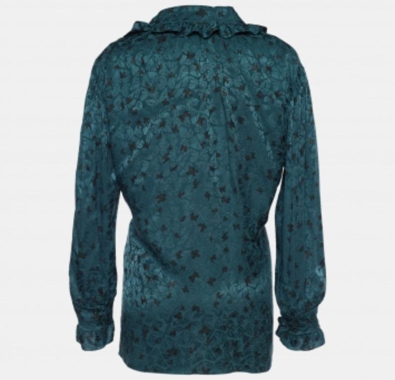 Diese Bluse aus dem Hause Chloe wird Sie mit jedem Schnitt überzeugen und zu Ihrem Lieblingsteil machen. Es ist aus grünem Seidenschmetterlingsjacquard in einer übergroßen Silhouette gefertigt. Es hat lange Ärmel und ist mit Knöpfen zu schließen.