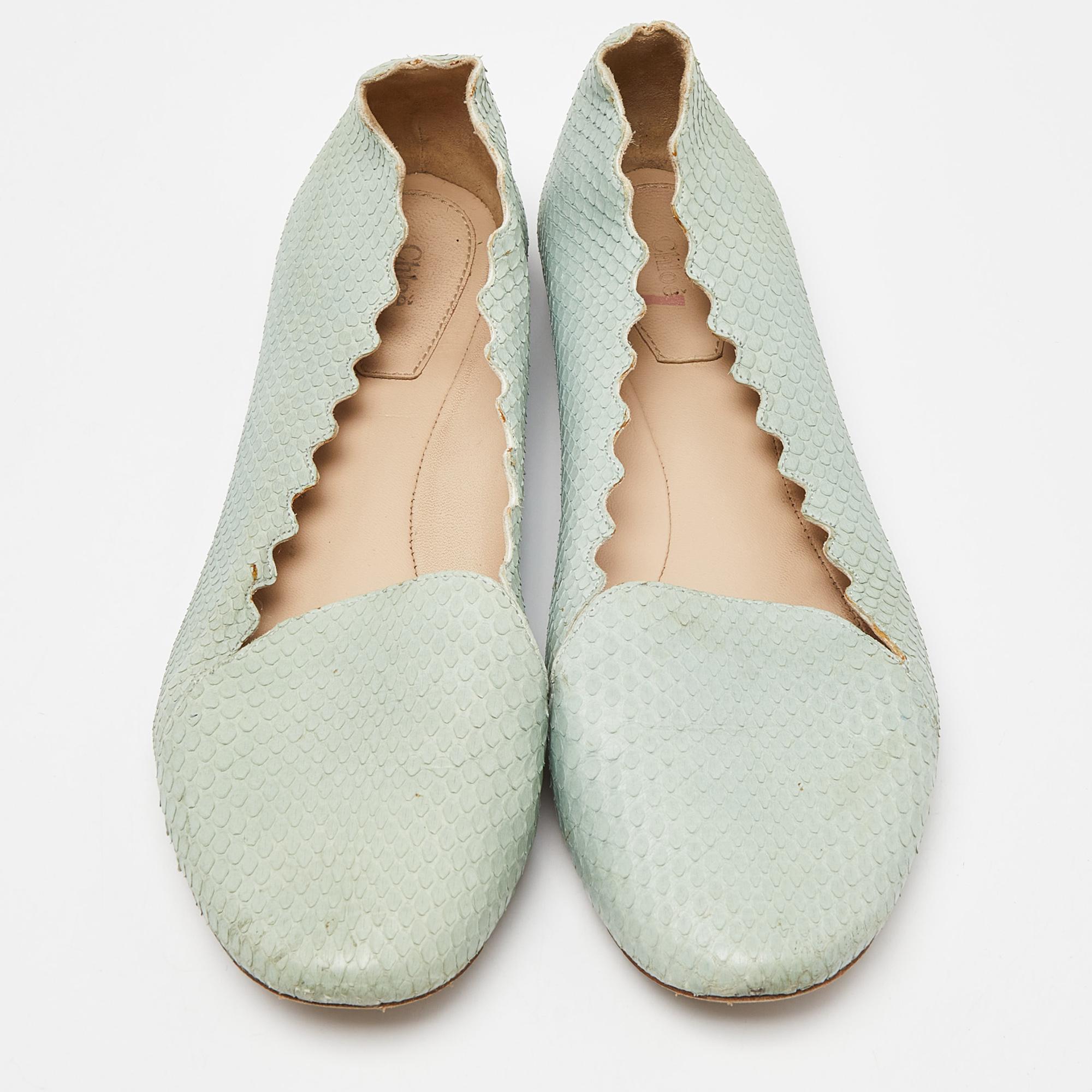 Chloe Grünes Wasserschlangen-Leder mit Wellenschliff Ballett-Flats Größe 38 (Grau) im Angebot