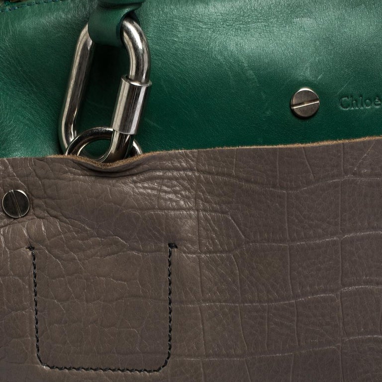 Graue/grüne Umhängetasche aus Leder mit Krokodillederschnalle und Henkel im  Angebot bei 1stDibs