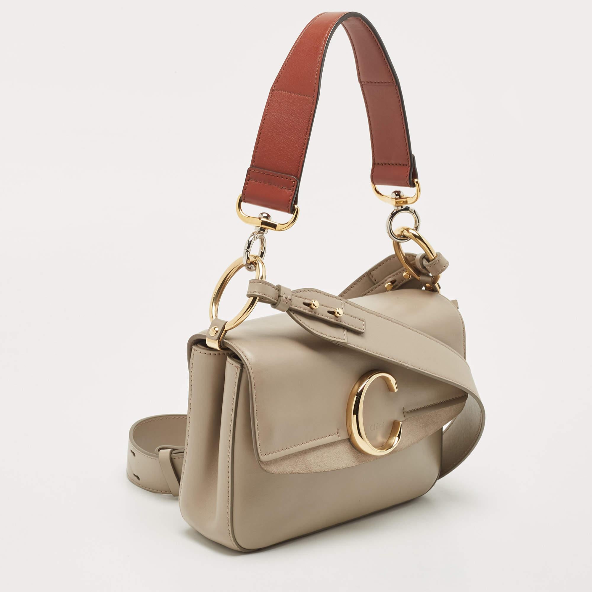 Perfect for conveniently housing your essentials in one place, this Chloe accessory is a worthy investment. It has notable details and offers a look of luxury.

Includes: Detachable Strap