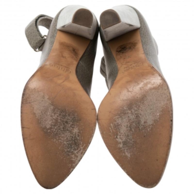Coming from the House of Chloé, these pumps are beautiful in every way! They are crafted using grey leather on the exterior and feature an ankle wrap detail. They are adorned with gold-tone hardware, covered toes, and 10 cm sturdy heels. Elevate
