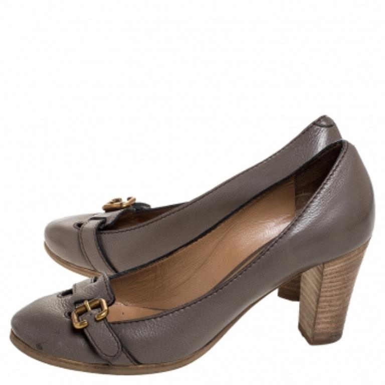 Bombas de tacón bloque con detalle de hebilla de piel gris de Chloe Talla 37 en Bastante bueno estado para la venta en Dubai, Al Qouz 2