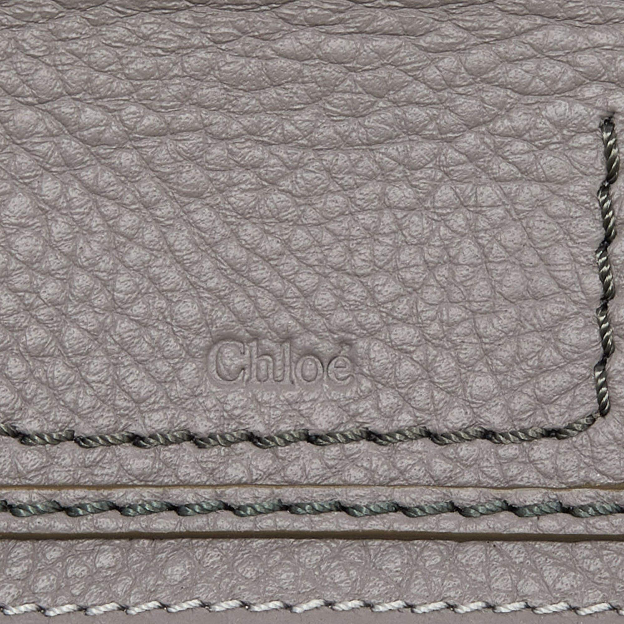 Dieses Portemonnaie von Chloe besteht aus Leder und hat eine doppelte Klappe mit Druckknopfverschluss. Der hintere Druckknopf gibt den Blick frei auf einen übersichtlichen Innenraum mit zahlreichen Steckfächern, Steckfächern und gut gefütterten