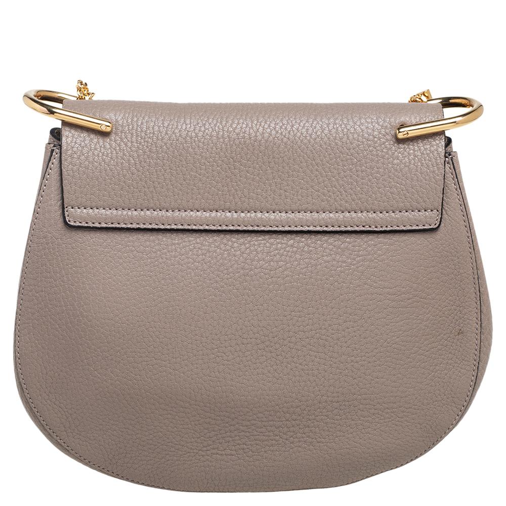 One of the most recognizable bags of the house, this Drew bag from Chloe sways you away with its impressive style and creation. It has been crafted with minute attention to detail and poses a chic, feminine design. It is made from grey leather on