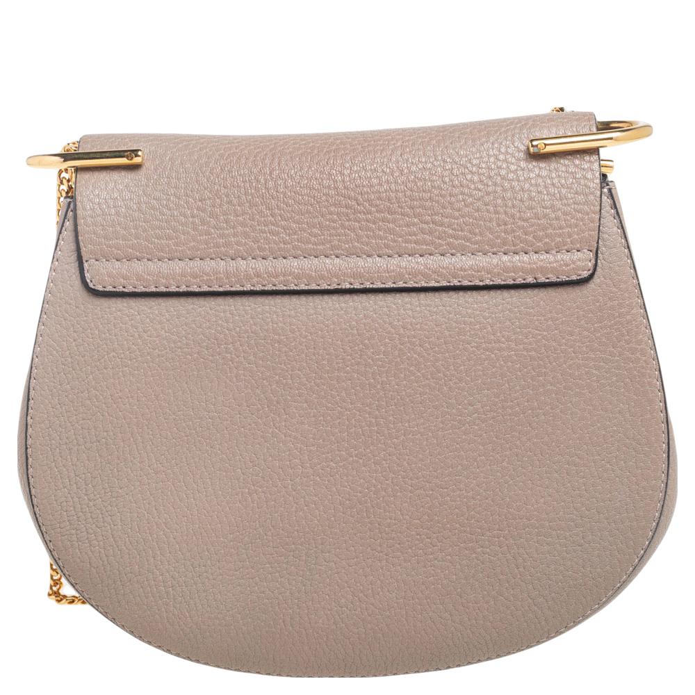 One of the most recognizable bags of the house, this Drew bag from Chloe sways you away with its impressive style and creation. It has been crafted with minute attention to detail and poses a chic, feminine design. It is made from grey leather on