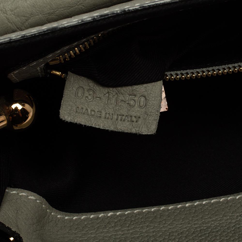 Chloé - Sac à bandoulière à rabat Sally en cuir gris, moyen modèle en vente 5