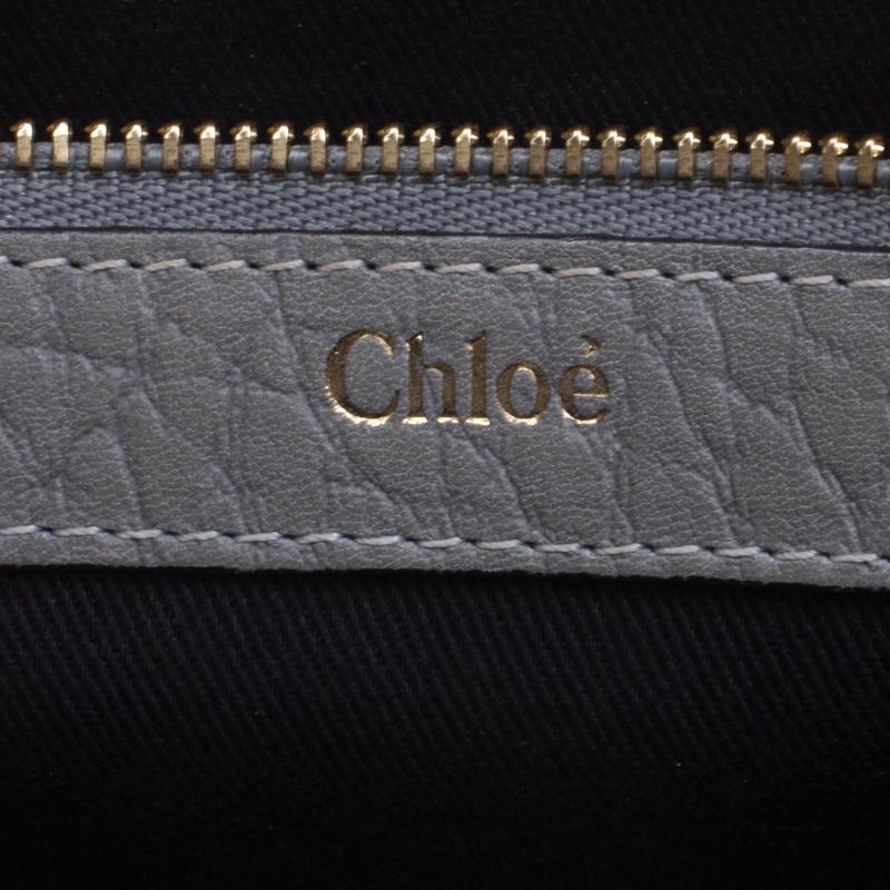 Chloé - Sac à bandoulière à rabat Sally moyen en cuir grainé gris en vente 5