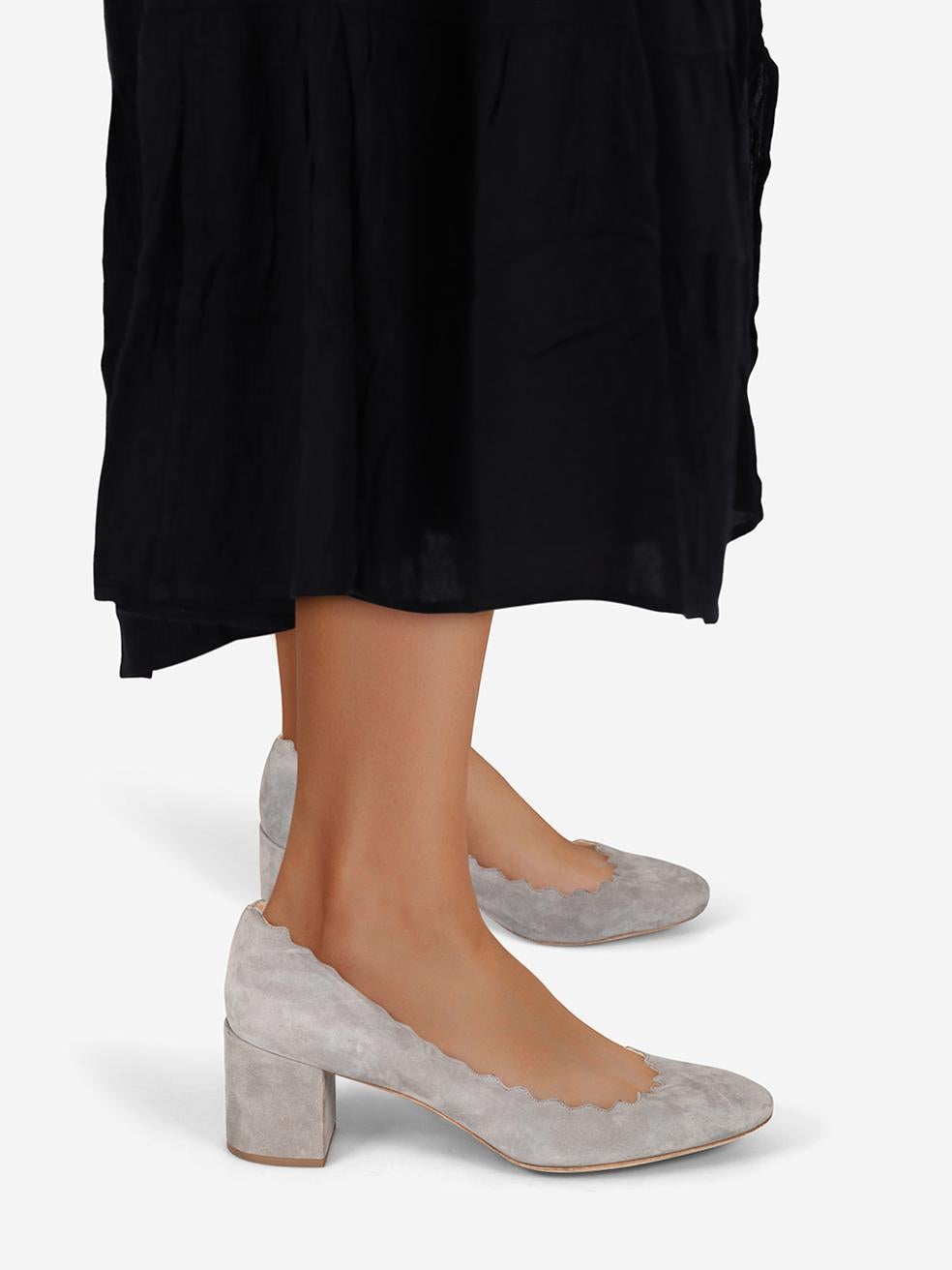 L'ÉTAT est très bon. L'usure des pompes est minime. Marques sur les deux côtés de la chaussure droite, le compteur et le talon sur les deux chaussures sur cet article de revente de designer Chloé utilisé.
 

 

 

 Détails
 

 

 Modèle : Lauren
 

