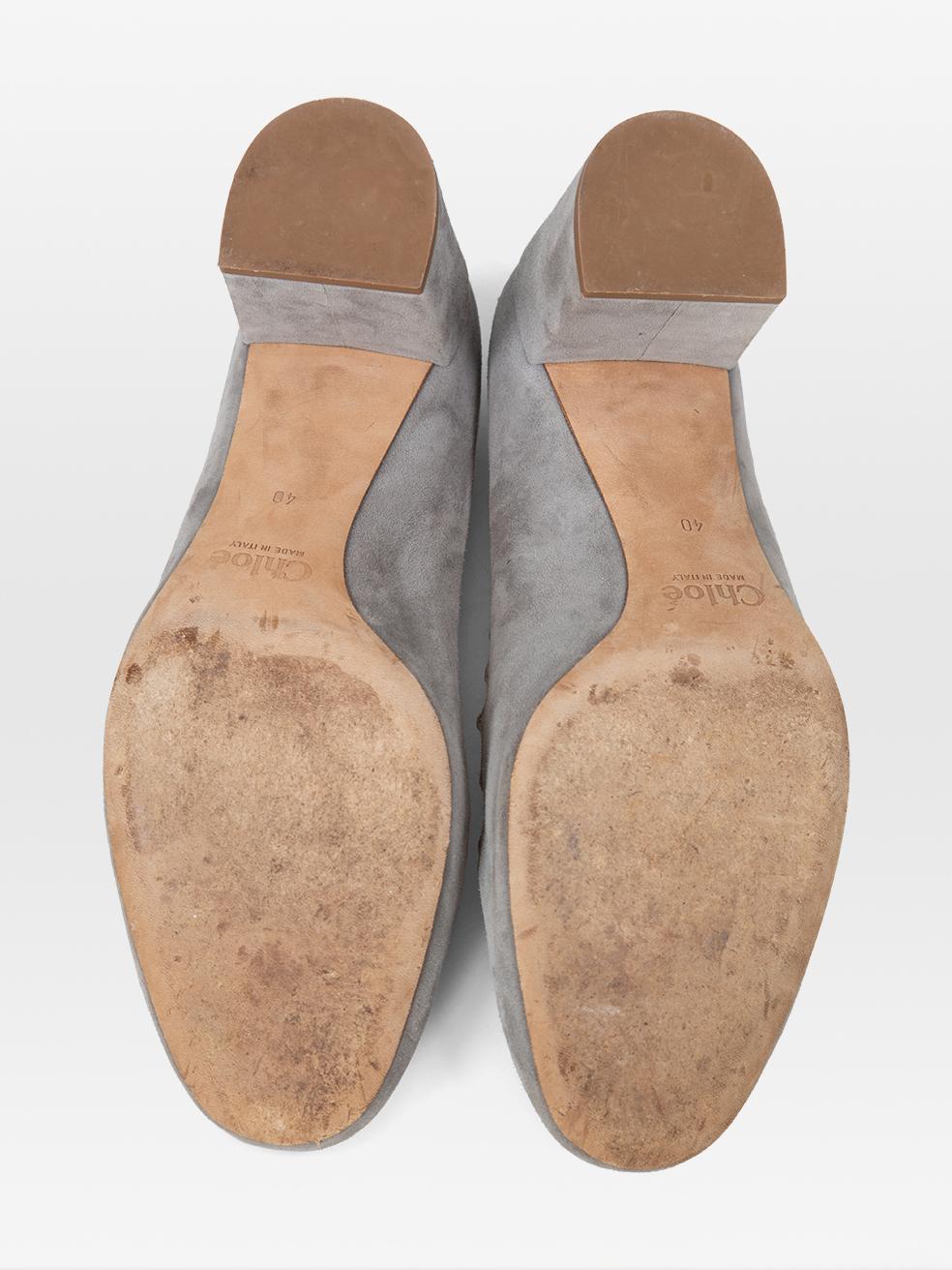 Chloé - Escarpins Lauren en daim gris festonnés Taille IT 40 Bon état - En vente à London, GB