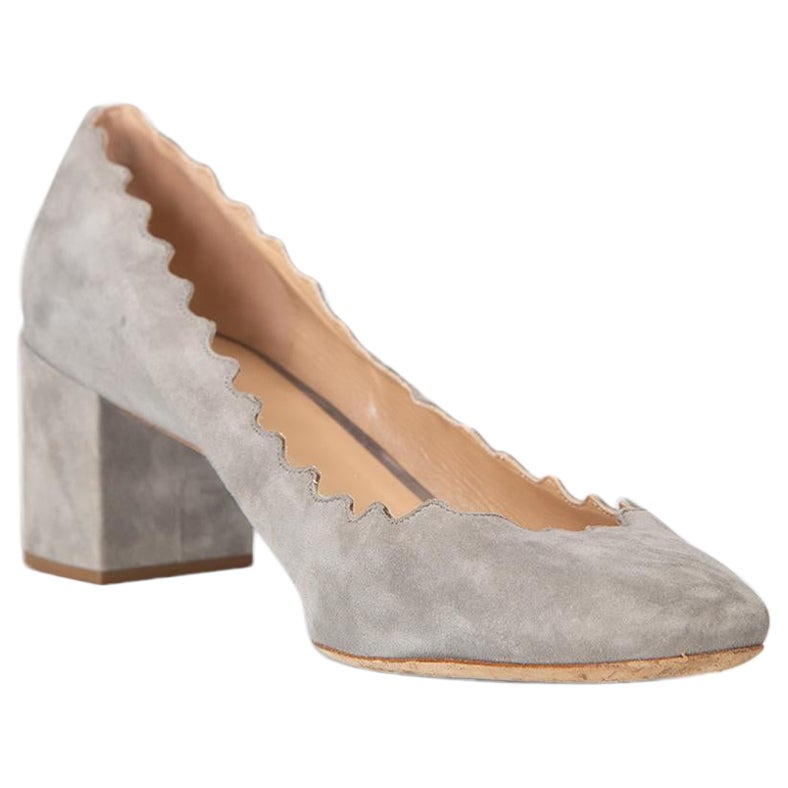 Chloé - Escarpins Lauren en daim gris festonnés Taille IT 40 en vente