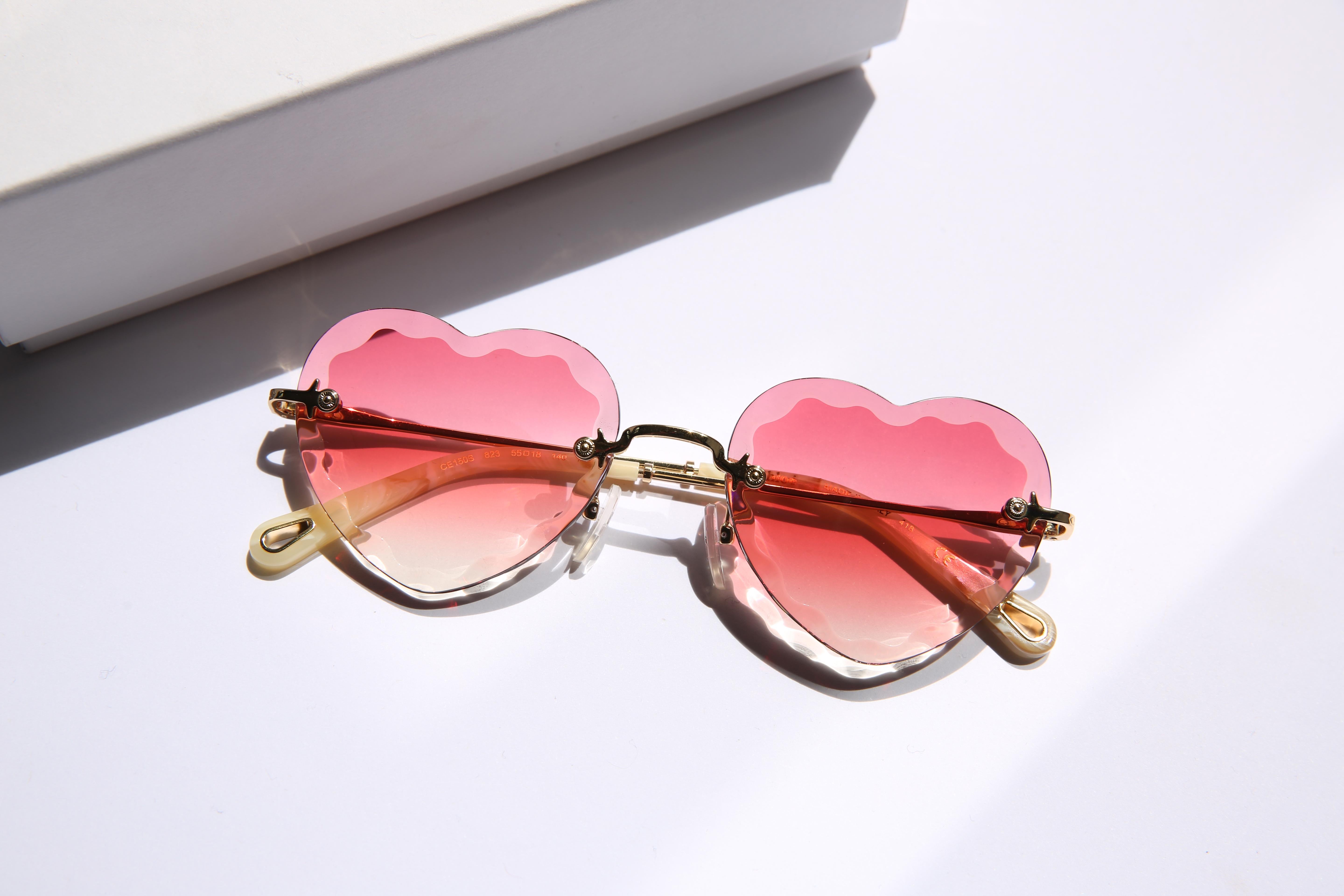 Chloe heart shaped Rosie sunglasses in pink with gold hardware

Unique and feminine with a hint of mischief, the Rosie line is reimagined in a playful heart shape. Distinctive thick bevelled lenses create a strong yet light silhouette in these heart