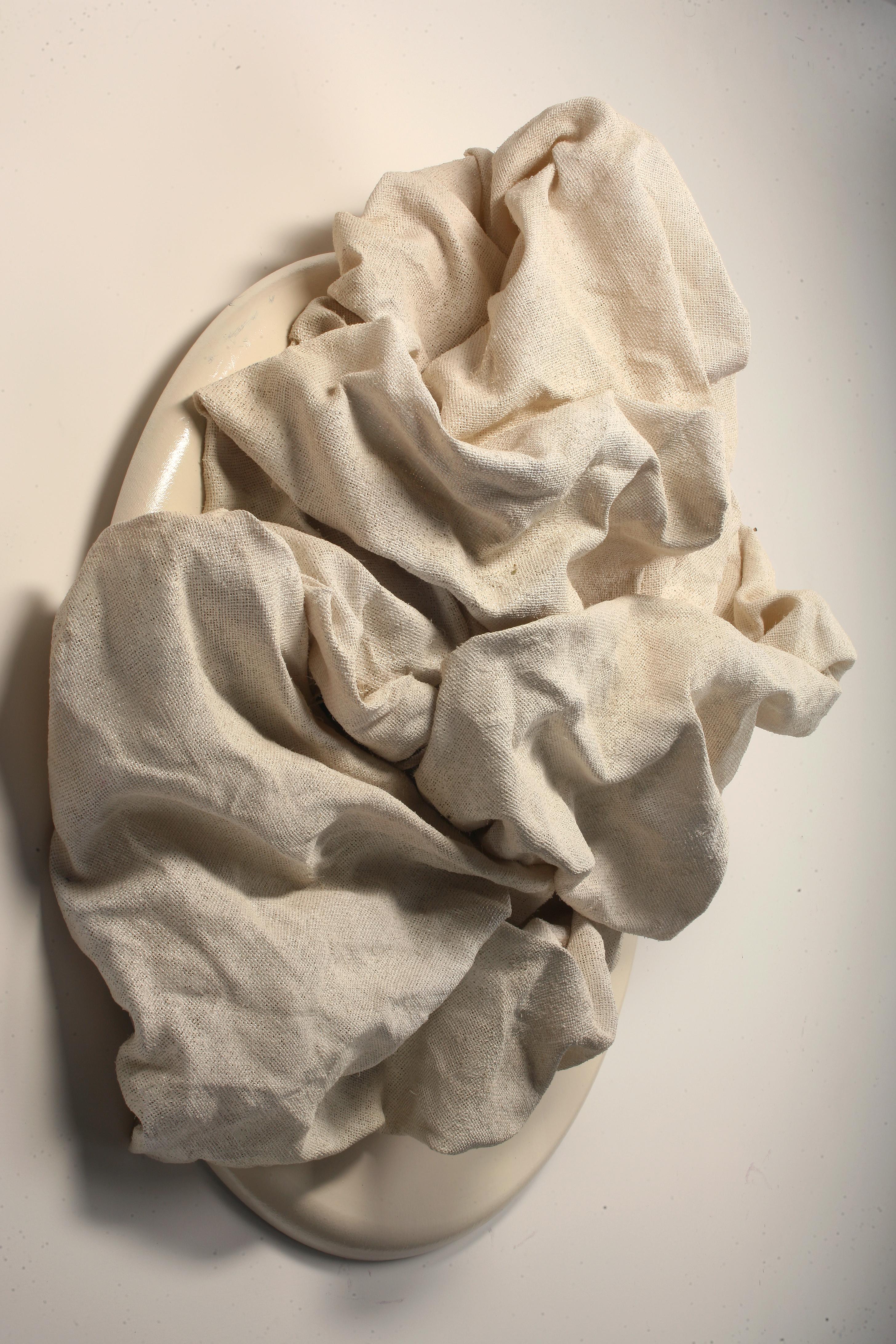 „Creme Folds“ Wandskulptur – Stoff, monochrom, elegant, kühn im Angebot 3