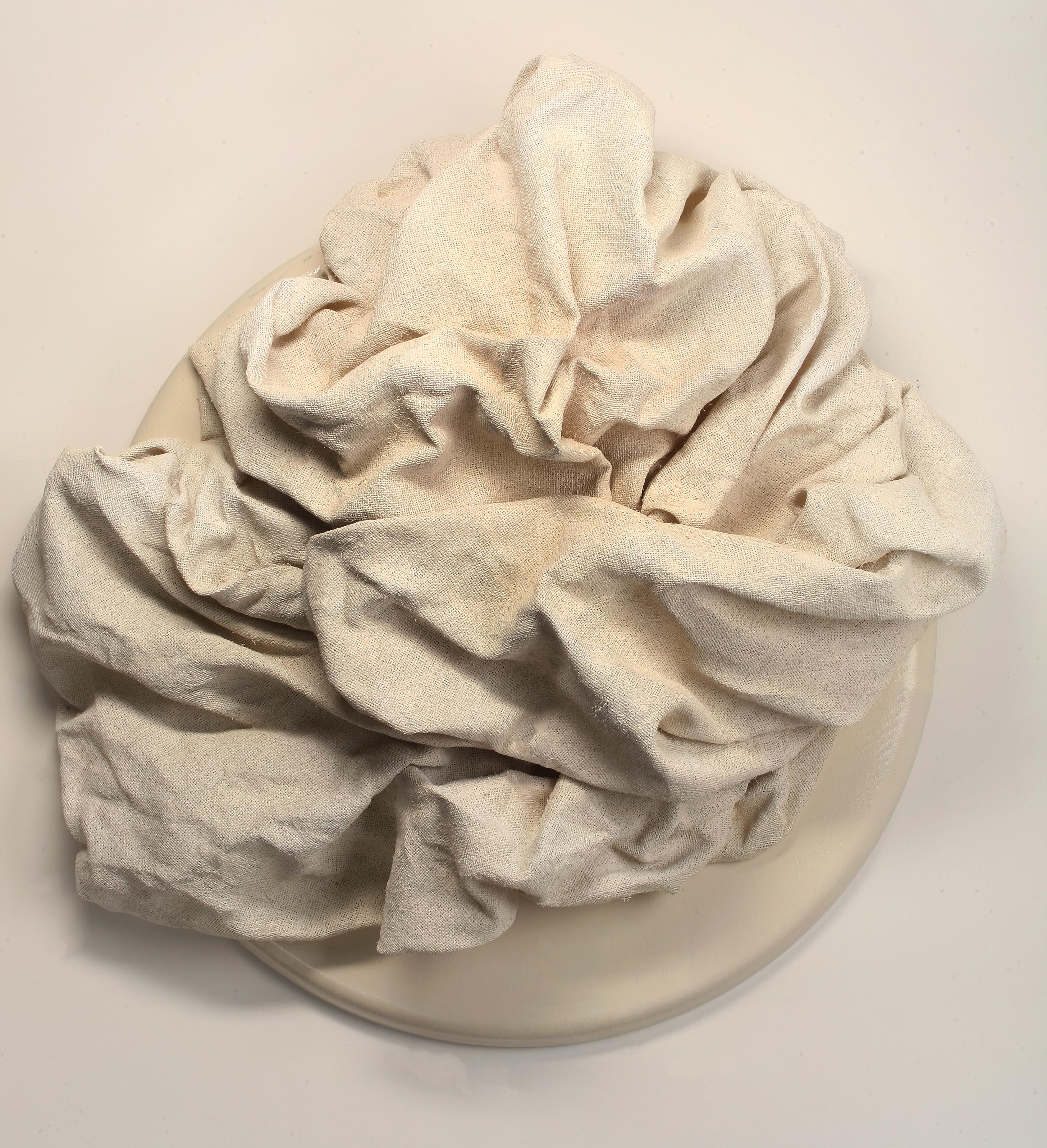 „Creme Folds“ Wandskulptur – Stoff, monochrom, elegant, kühn
