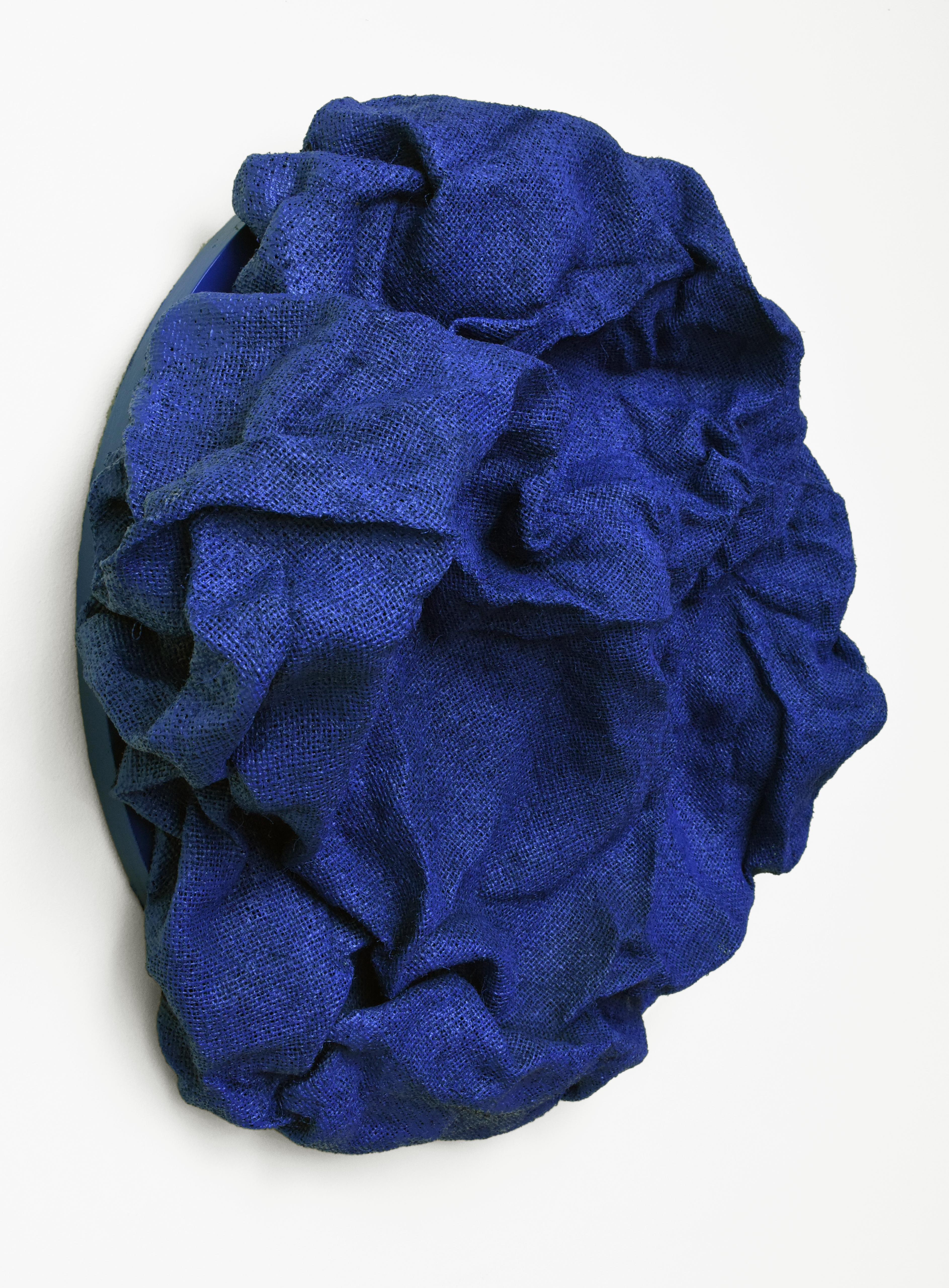 Iris Blue Folds (bleu marine, bleu foncé, tissu dur, design contemporain, textile - Abstrait Sculpture par Chloe Hedden