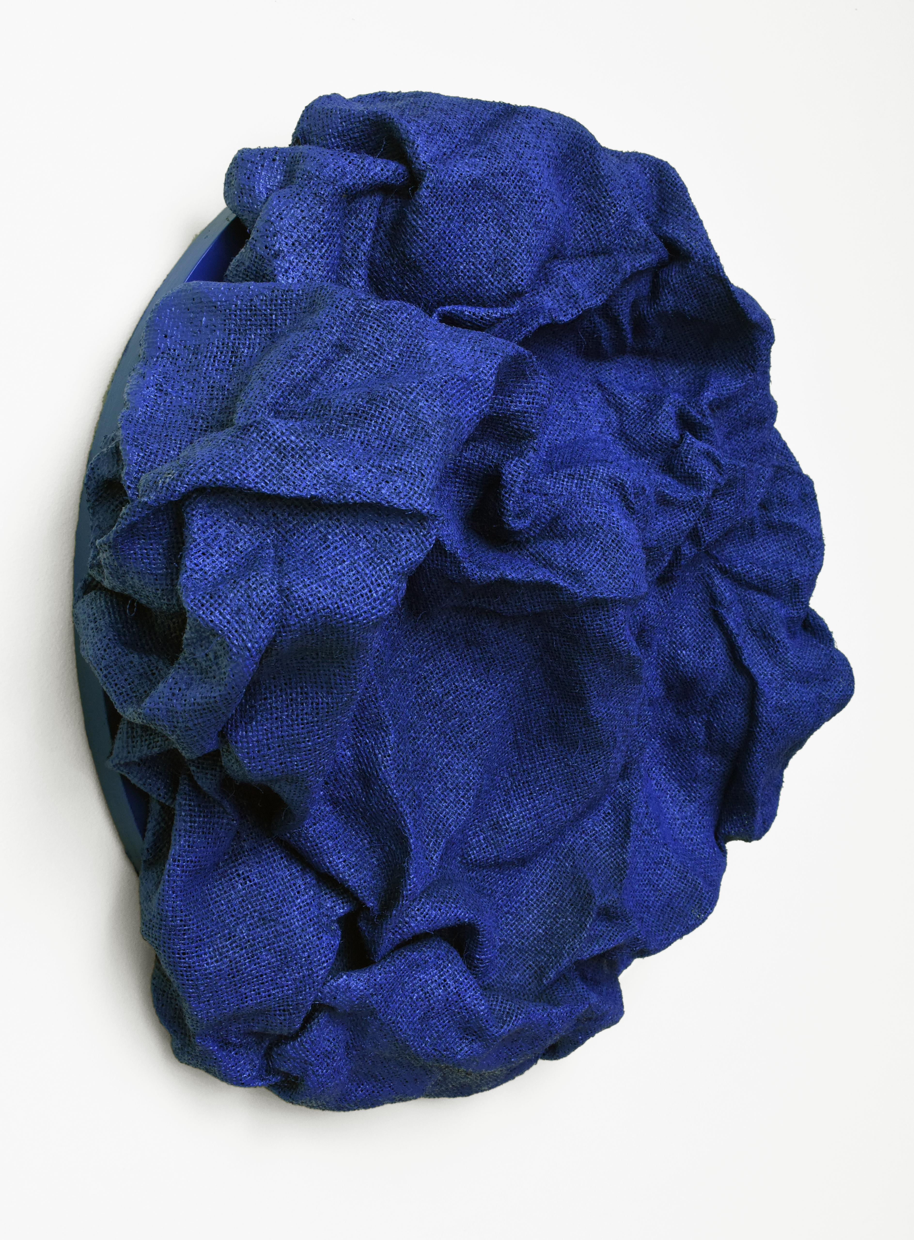 Pliegues Azul Iris (azul marino, azul oscuro, tejido duro, diseño contemporáneo, textil - Sculpture Abstracto de Chloe Hedden