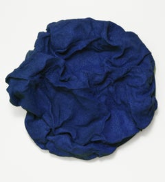 Iris Blue Folds (blu navy, blu scuro, tessuto rigido, design contemporaneo, tessuto)