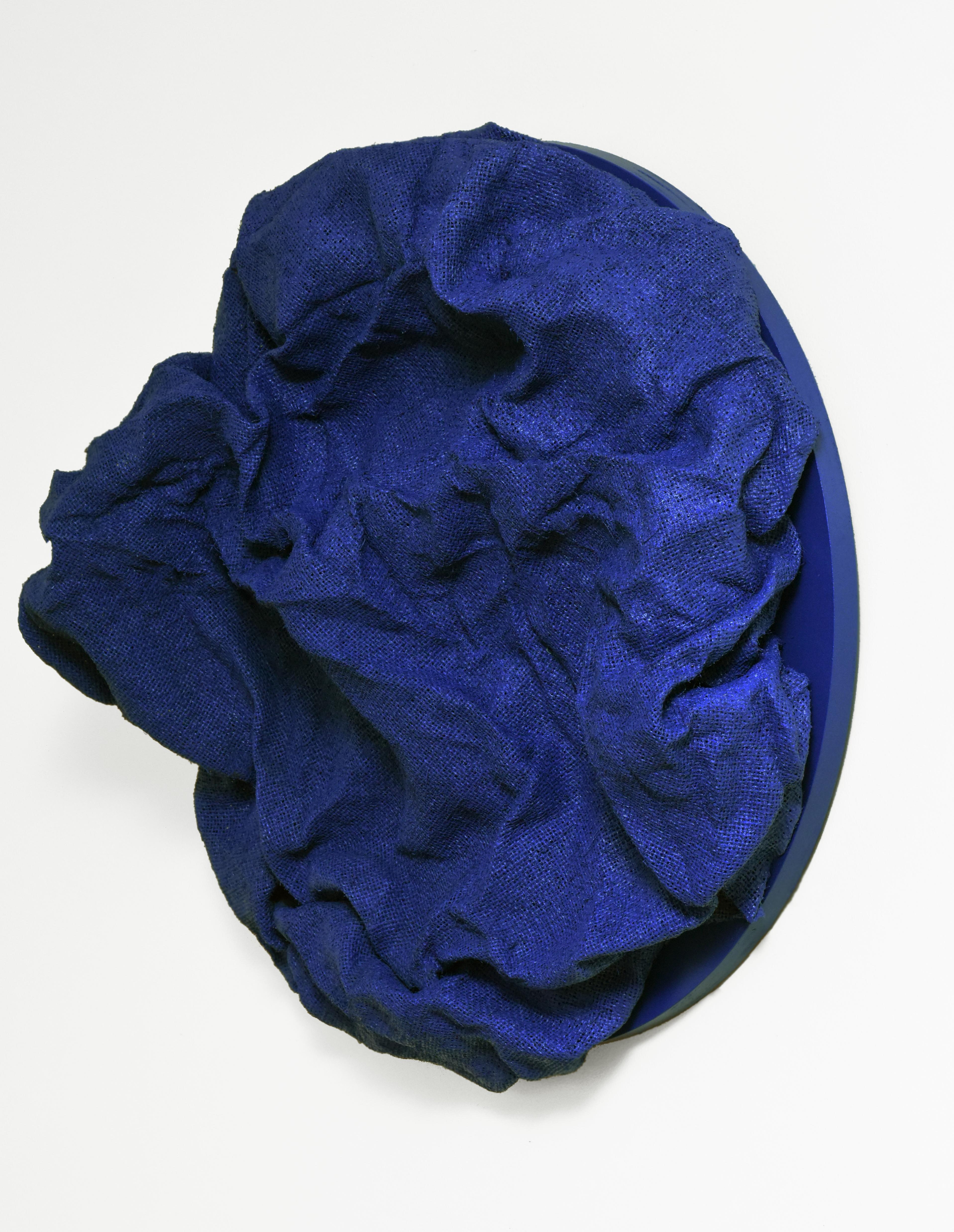 „Iris Blue Folds“ Wandskulptur – Stoff, monochrom, marineblau – Sculpture von Chloe Hedden