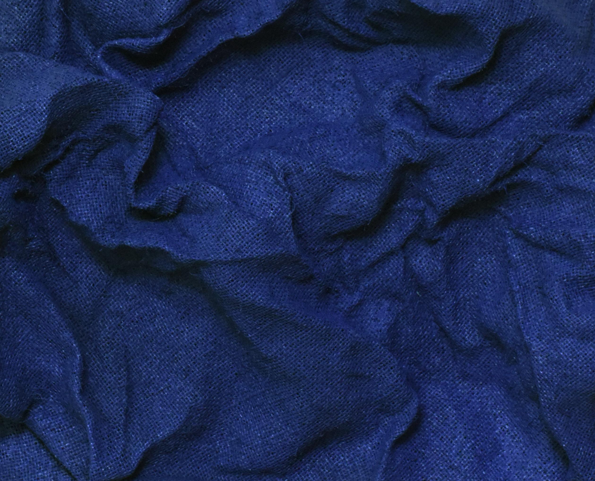 „Iris Blue Folds“ Wandskulptur – Stoff, monochrom, marineblau im Angebot 1