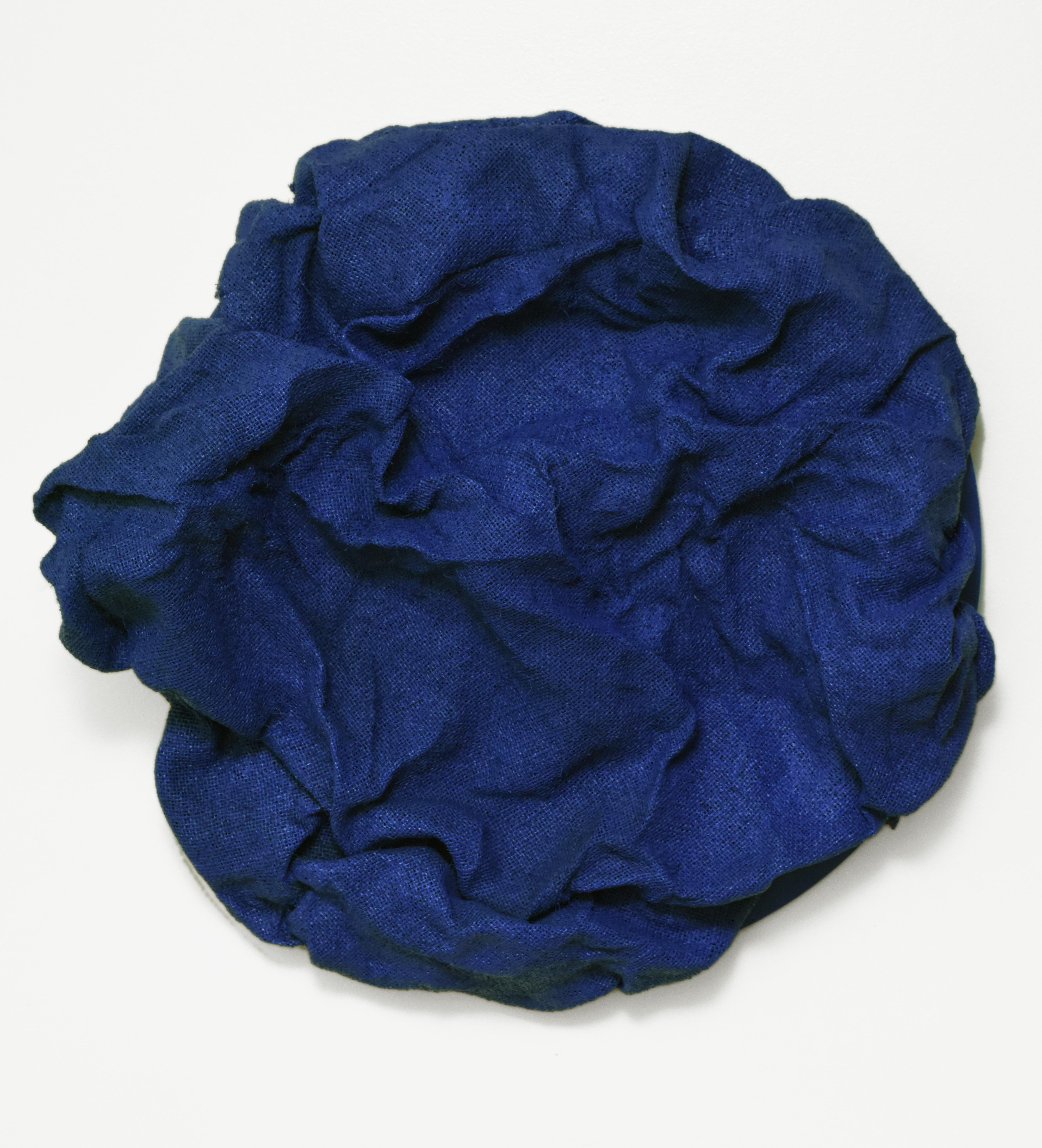 "Iris Blue Folds" Sculpture murale tissu, monochrome, bleu marine, Klein